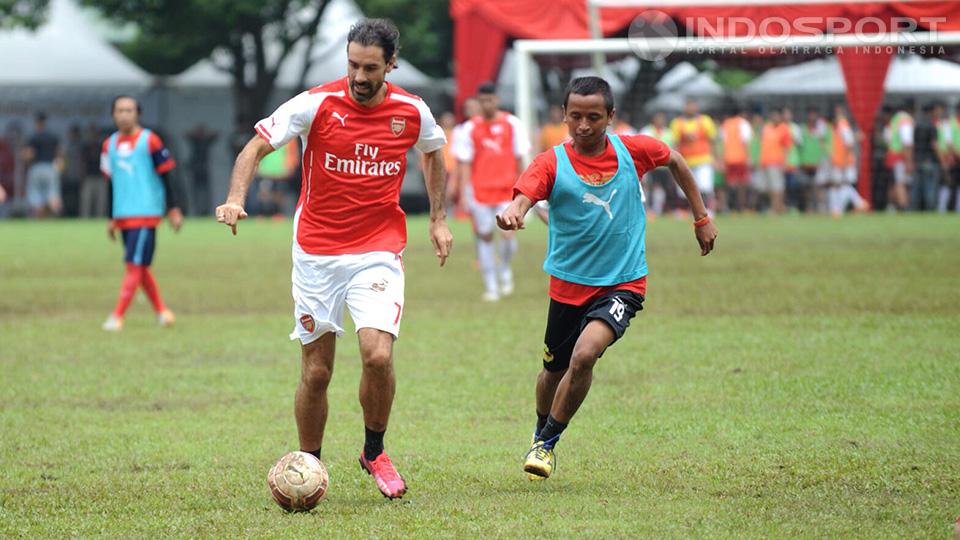 Adu Lari. Pires dan lawannya saling beradu kecepatan lari.